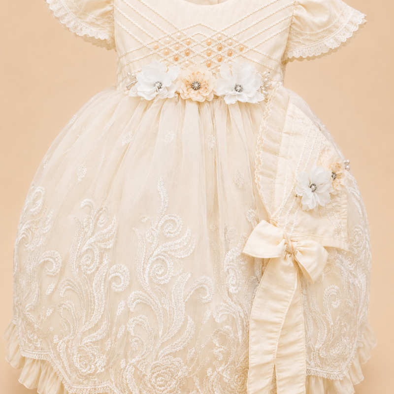 Batita de bautizo Nicole beige para niña