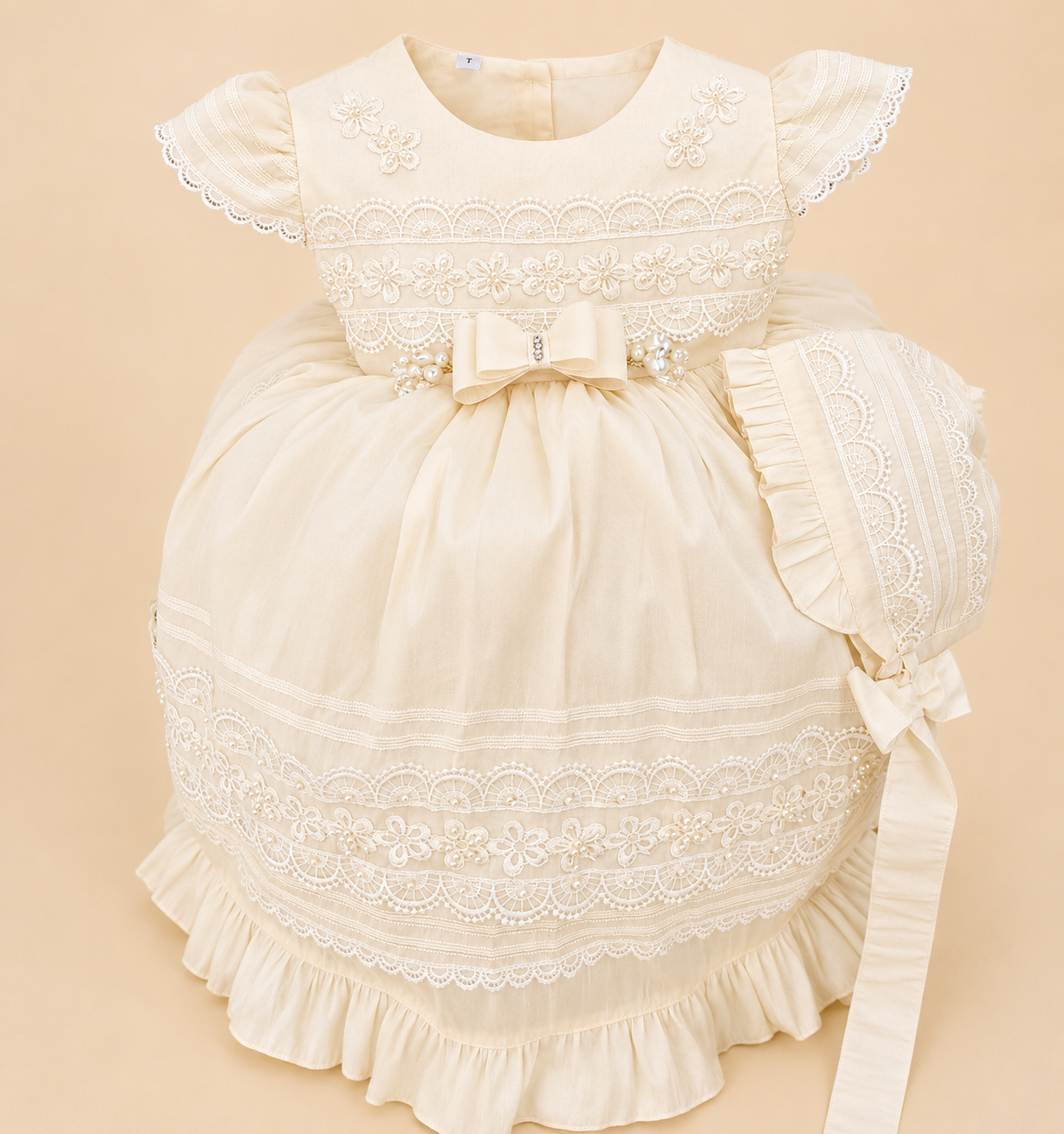 Batita de bautizo Emilia beige para niña