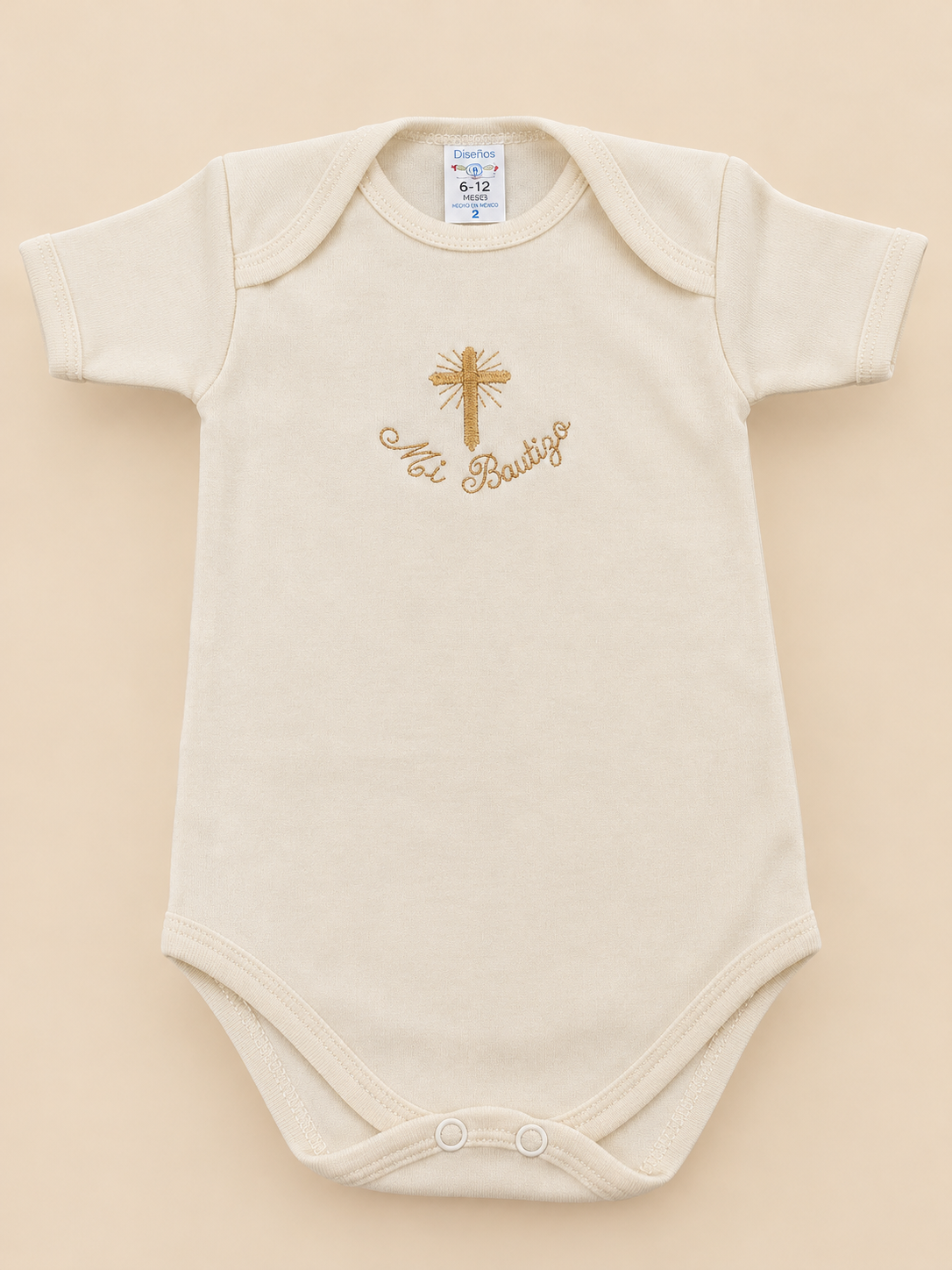 Paquete de bautizo Nicole beige: batita, vela, pañalero y tobillera